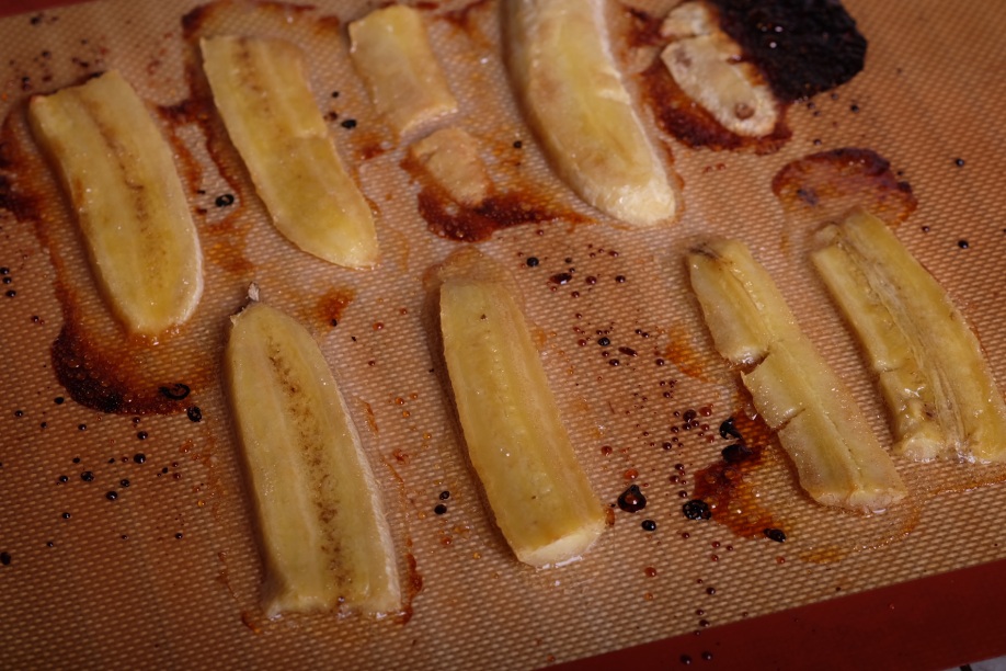 Приготовить бананы в духовке. Карамелизация банана. Банан разрезанный вдоль. Запеченные бананы в духовке. Новогодний кокосовый кекс с карамелизированными бананами.